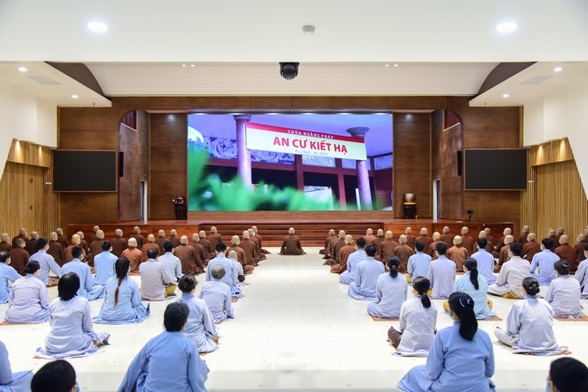 Taking comments to complete recording visual images in the rain season retreat